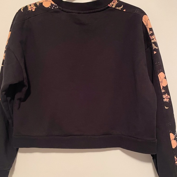 Puma Cropped Sweatshirt Flowered Detailed sleeve. Sz.XL Runs Small - Picture 3 of 8